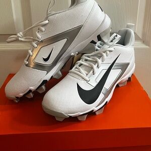 Nike Alpha Menace 4/men’s NWT and box White and Gray Football Cleats size 9.5